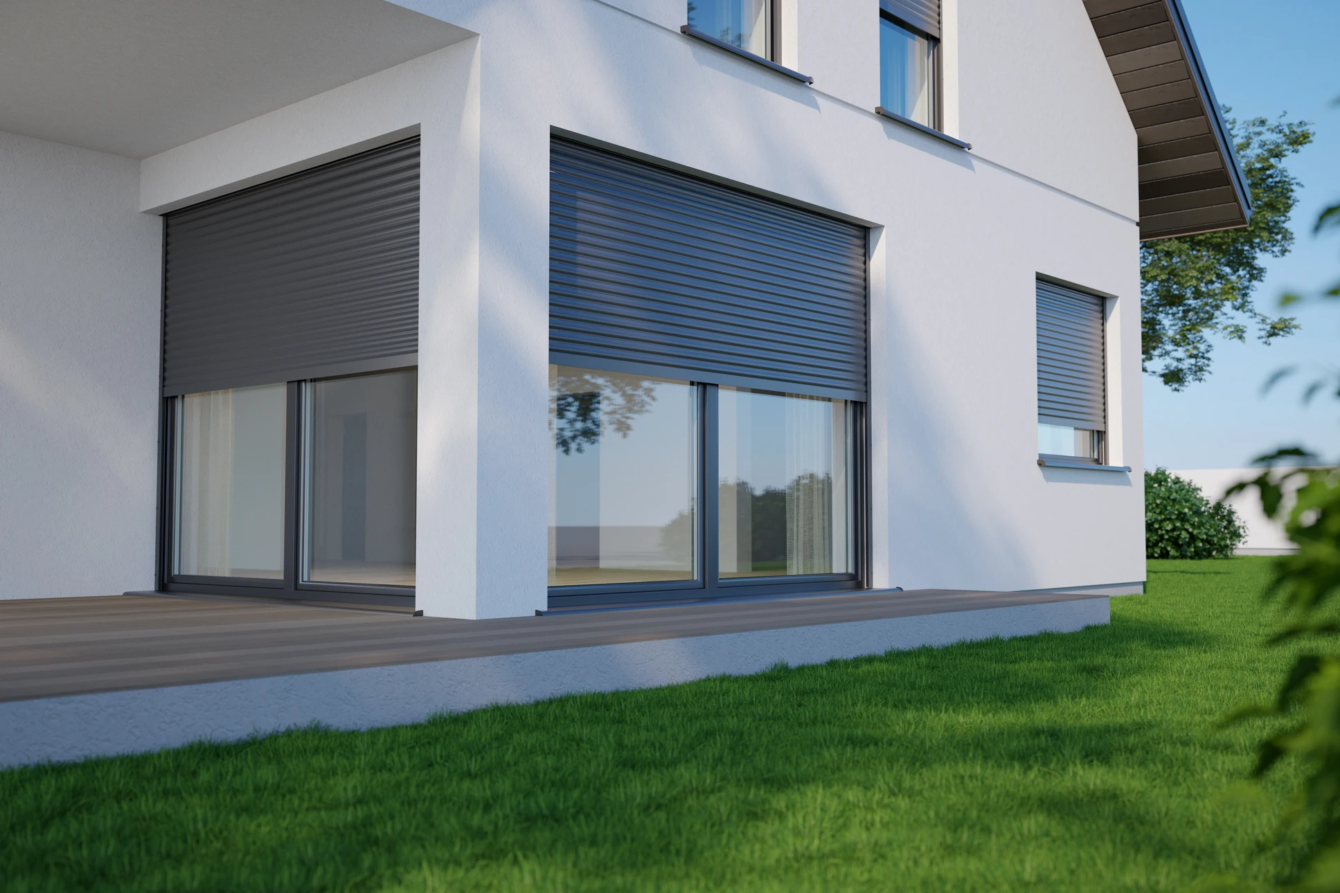 Façade extérieure d'un bâtiment moderne avec fenêtre équipée d'un volet roulant à lames horizontales grises partiellement fermé