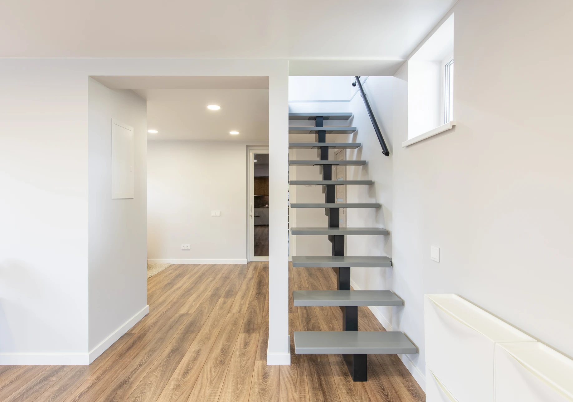 Escalier métallique industriel en acier avec marches antidérapantes à relief diamant, fixé sur mur en béton brut