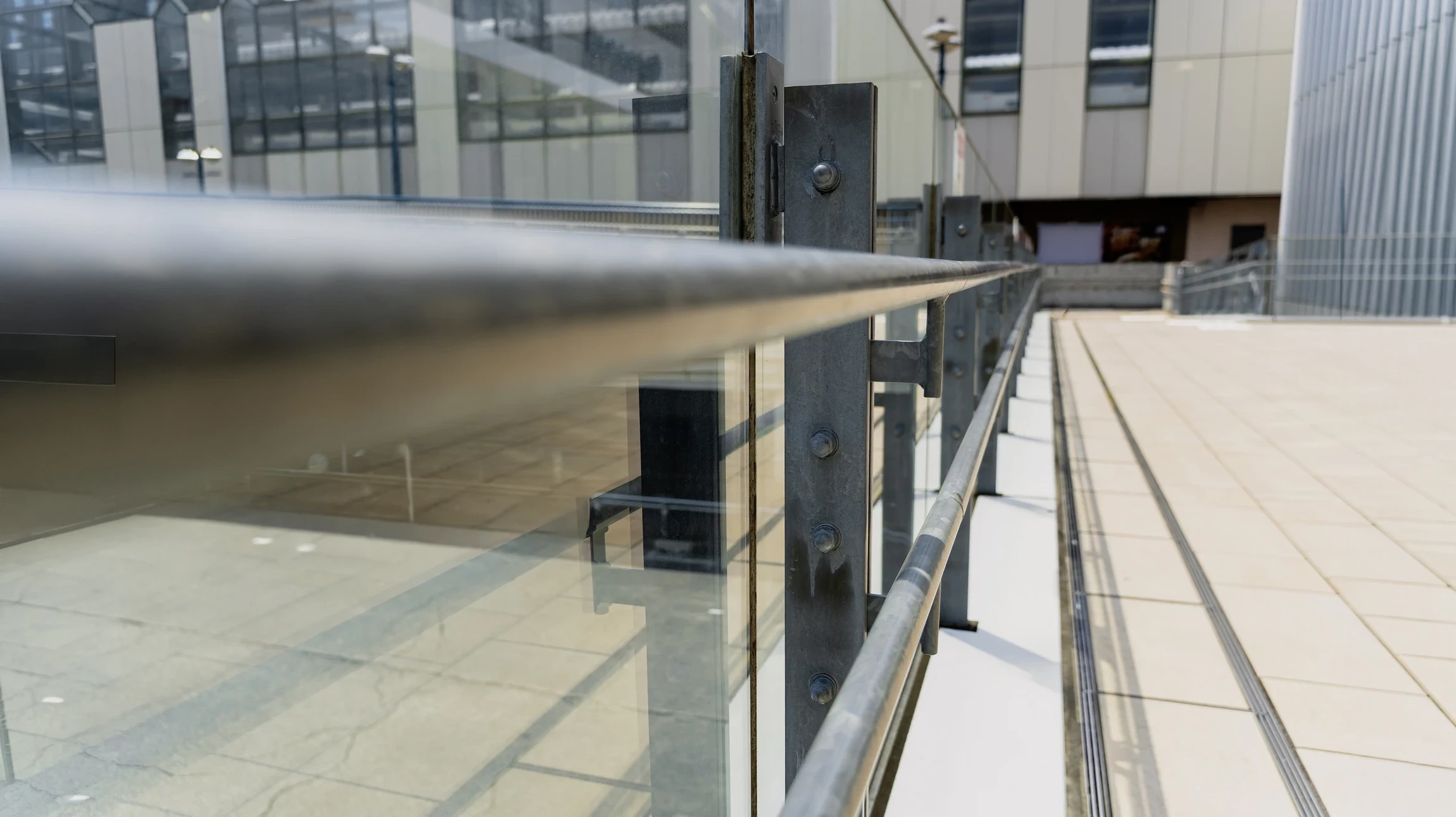 Scène extérieure montrant un système de garde-corps moderne avec câbles tendus horizontaux