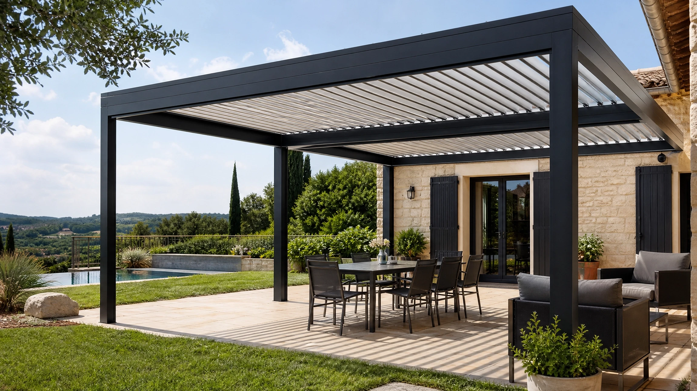 Pergola bioclimatique avec lames orientables en aluminium blanc installée sur terrasse extérieure